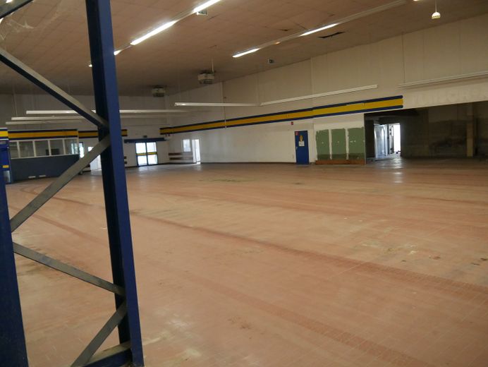 Verkaufshalle / Lagerhalle mit Büroräumen in zentraler Lage von Deutschland – Foto 19