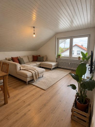 4 Zimmer Dachgeschosswohnung mit neuer Küche – Wohnzimmer