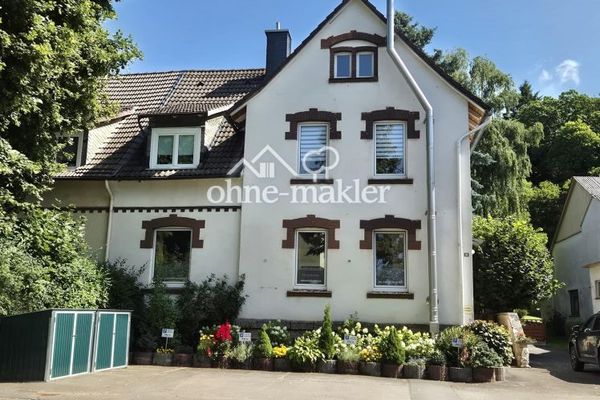Elegante casa bifamiliare ristrutturata con terreno edificabile urbanizzato a Diemelsee-Adorf