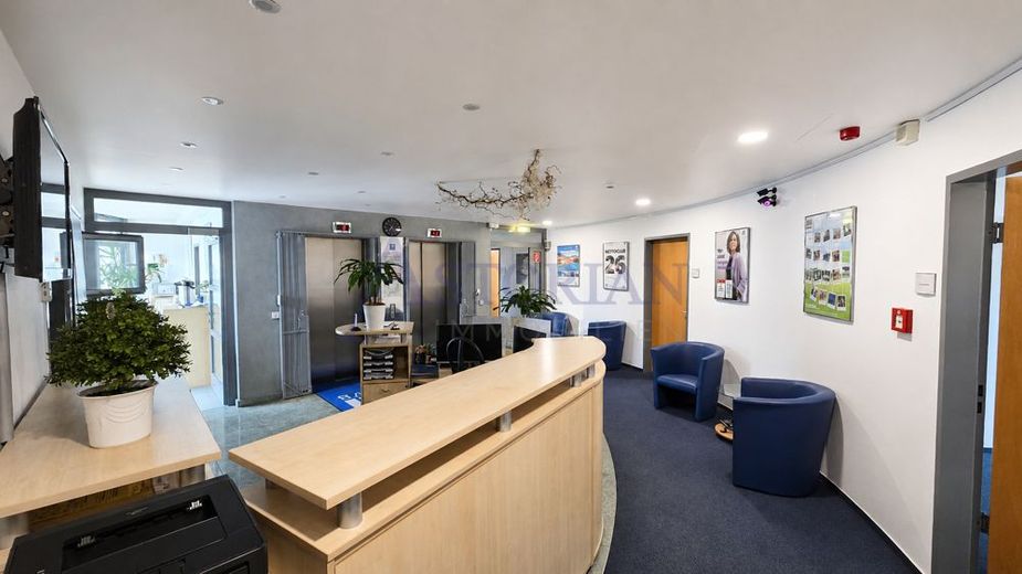 Ufficio full-service con vista sopra i tetti di Charlottenburg 
- ottimamente collegato – Empfangsbereich