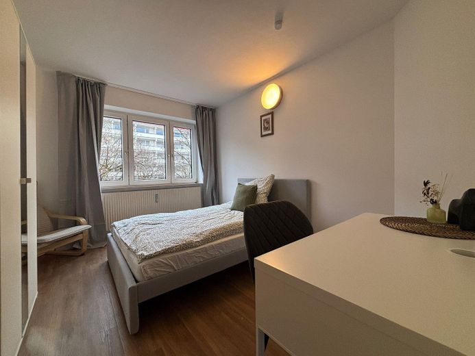 Neuwertiges WG Zimmer in Milbertshofen – Zimmer