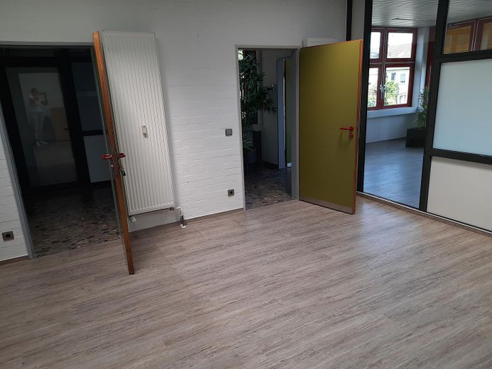 Verwaltungsgebäude, bei Bedarf mit kleiner Halle, Ortsteil 53577 Neustadt/Wied, zu vermieten – Zwischenbüro 23