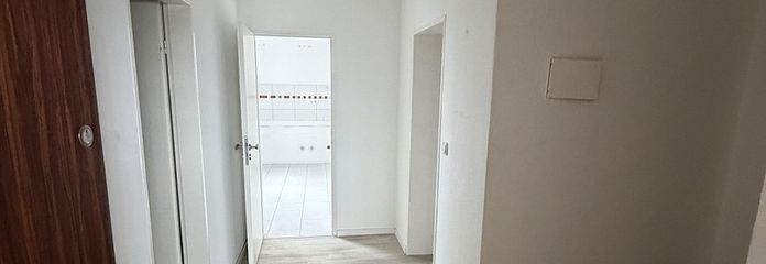 Balkonlu ve iyi ulaşım bağlantılarına sahip 2 odalı daire (63m²) – Flur