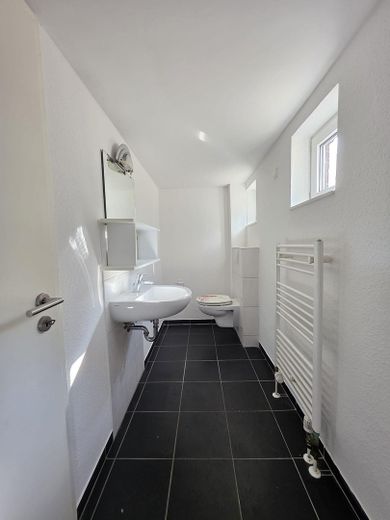 Charmante Haushälfte in guter Lage mit Garten – einzugsbereit, ohne Provision. – Duschbad Foto1 (Untergeschoss)