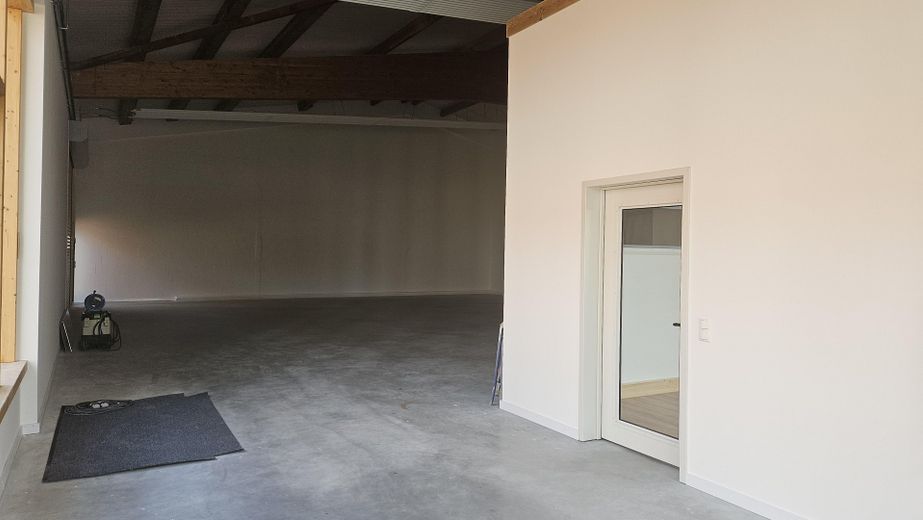 Halle commerciale neuve avec surface de bureaux dans un emplacement central idéal – Halle 5
