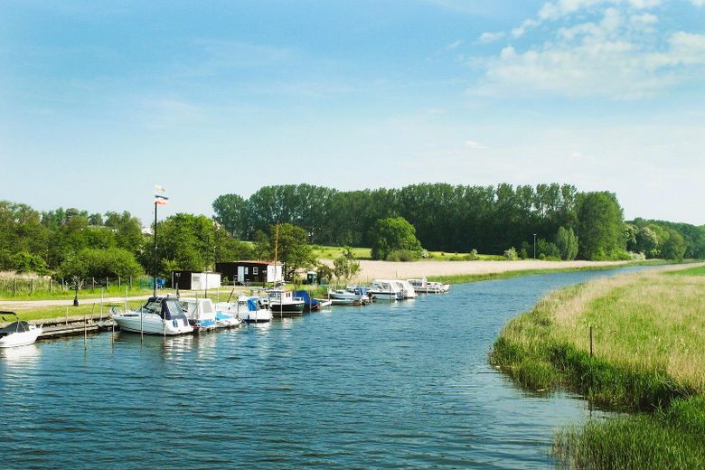 Ostseenah mit eigenem Wald! – Marina des Ortes