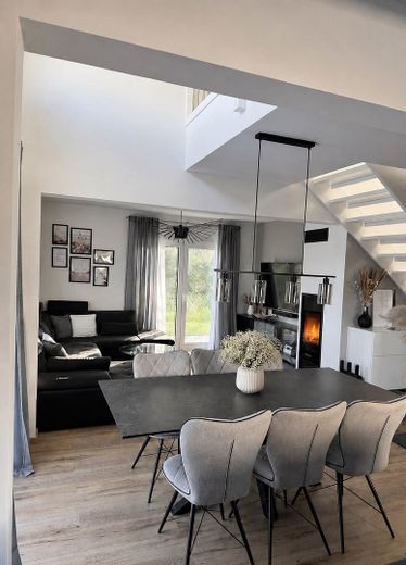 Neubau-Komfort ohne Baurisiko: Fertiges KfW 40 Einfamilienhaus mit Weitblick - provisionsfrei – Wohn- & Essbereich mit Kamin