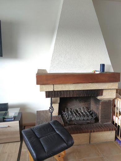 Wohnzimmer m. offenem Kamin
