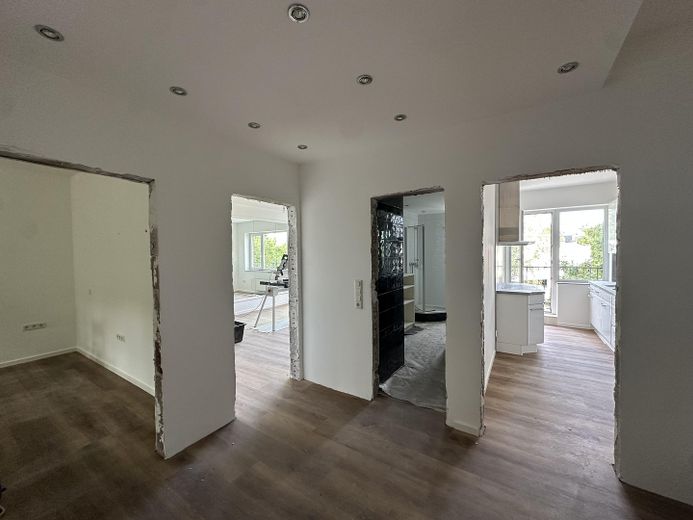 Schöne, gut geschnittene 2. Zi. Wohnung mit großem Balkon und EBK – Foto 2