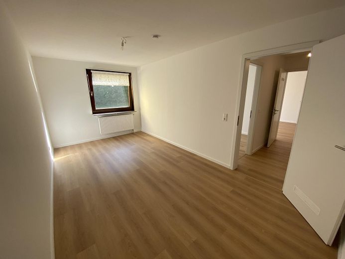 Renovated 3-room apartment with fitted kitchen and south-facing loggia in Kirchdornberg – Schlafzimmer