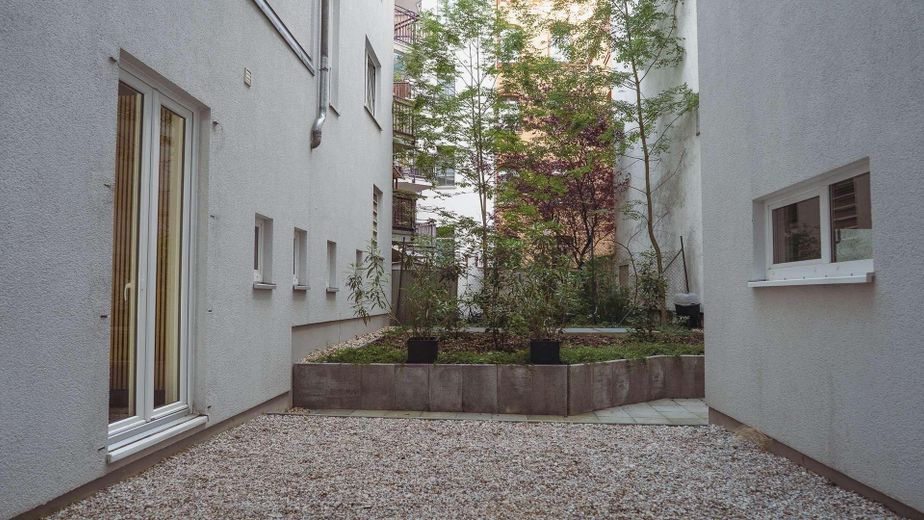 🌿 Stilvolle Praxis-, Studio- oder Ausstellungsfläche in Top-Lage Berlin Prenzlauer Berg – Innenhof