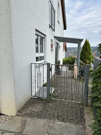 Casa bifamiliare senza provvigioni in posizione eccellente - periferia del paese, giardino, abitazione e eventualmente affitto – Eingangsbereich