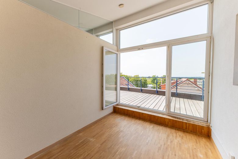 Vivir con vistas panorámicas – Casa bifamiliar bien cuidada con jardín meridional de estilo parque y vistas panorámicas – DG Kind / Arbeitszimmer