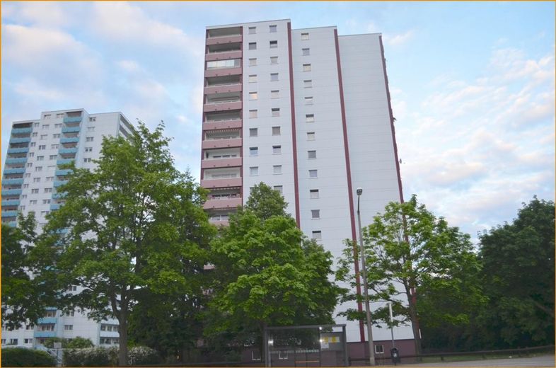 3-Zimmer-Wohnung mit Balkon, EBK & Weitblick im 11. OG – modernisiert und barrierefrei – Außenansicht