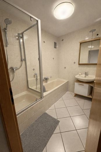 Pforzheim 2,5‑Zimmer Terrassenwohnung, TG‑Stellplatz, ruhige Lage Rodgebiet, sofort verfügbar – Badezimmer