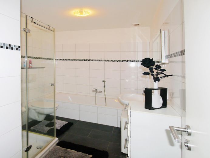 Lichtdurchflutetes Single-Schatzkästchen: Gehobene DG-Wohnung mit Balkon – BAD MIT WANNE & DUSCHE