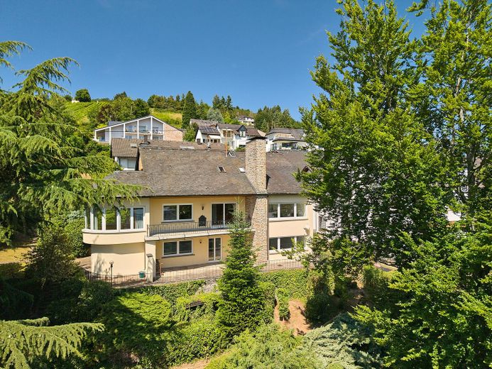 Terreni attraenti in posizione esclusiva in altura: vista panoramica sulla città di Bernkastel – Bestandsimmobilie mit ELW