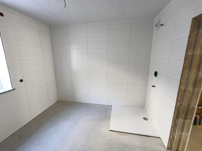 4 Zi. Wohnung (Nr. 3) im EG mit Balkon – Bad mit Dusche, Waschmaschinenanschluss und Fenster Bild 4