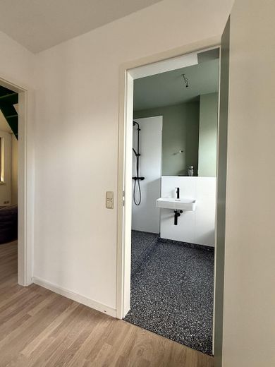 Zmodernizowany dom bliźniaczy przy obszarze chronionego krajobrazu / bez prowizji – OG Duschbad