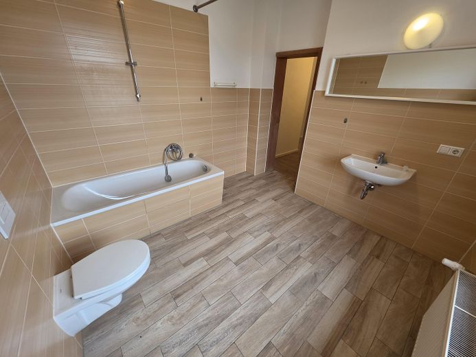 125qm 6-Raum Wohnung nach Renovierung und Sanierung zum Erstbezug – Badezimmer