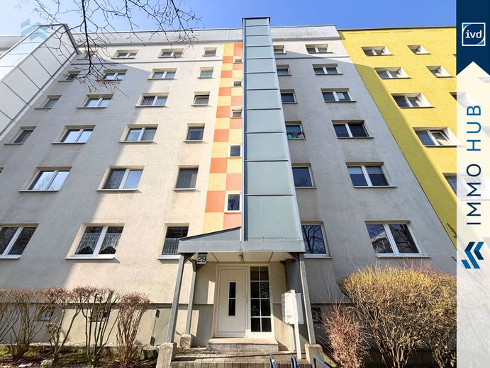++ 1.730 EUR/m² – Appartamento di 3 locali molto ben tenuto e affittato con balcone a ovest e ascensore ++ – 4852119-eoV94d4NzdsKAGYxHLZbfued-Aussenansicht.jpg