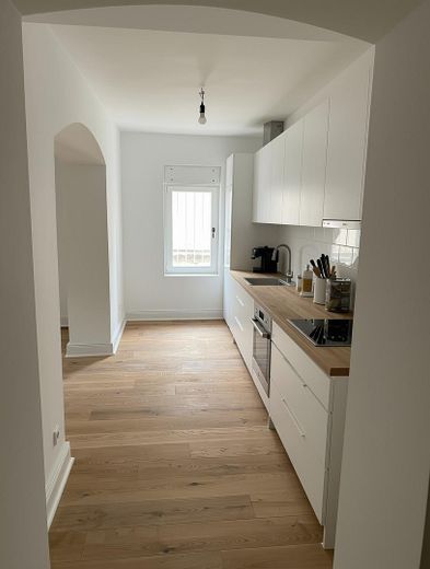 Bel appartement de 3 pièces au rez-de-chaussée dans une villa de ville classique SANS COMMISSION ! Autres appartements dans la suite – Küche (Einrichtungsbeispiel)