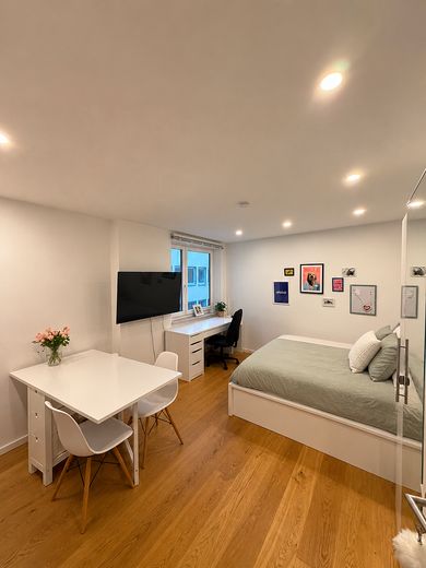 Hochwertig möbliertes 1-Zimmer-Apartment im Herzen der Altstadt (Hofbräuhaus) – Schlafbereich und Fenster