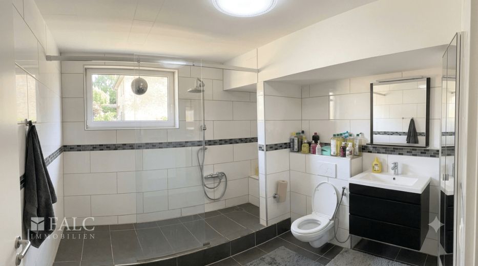 Attraktive Eigentumswohnung in gepflegtem Mehrfamilienhaus – Badezimmer