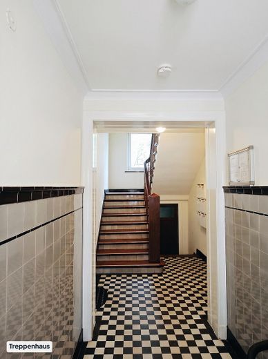 *von Privat* Charmante Altbauwohnung in begehrter Lage von Winterhude – Treppenhaus 2