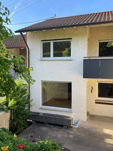 Familienfreundliches Reihenhaus mit schönem Garten – Blick auf das Haus von Süden