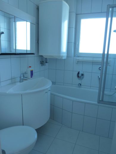 Helle 2-Zimmer-Wohnung in der Südweststadt – Balkon, Einbauküche – Badezimmer