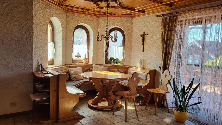 Wohntraum mit Panorama: Großzügiges Ein- bis Zweifamilienhaus in Dornstetten – Foto 13