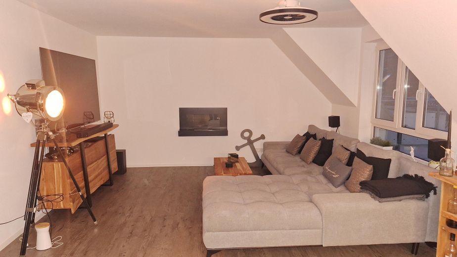 Occasione unica - Lussuoso appartamento duplex di 4,5 locali con vasca idromassaggio ecc. – Wohnzimmer mit Kamin