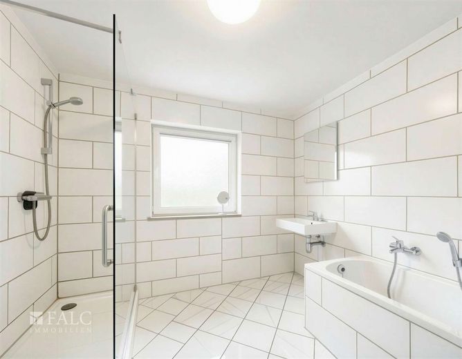 Wohnen auf einer Ebene - 143 m² modernisiert mit Balkon &amp; Garage – Badezimmer