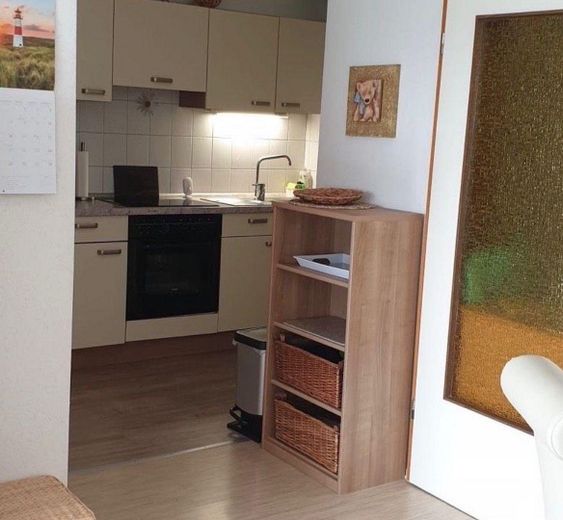 Möbliert und bezugsfertig: 2-Zimmer-Wohnung nahe Büsum – Blick vom Wohnzimmer in Küche