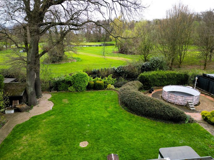 Exklusives Wohnen am Schloß-Miel – Blick in Garten und Golfplatz