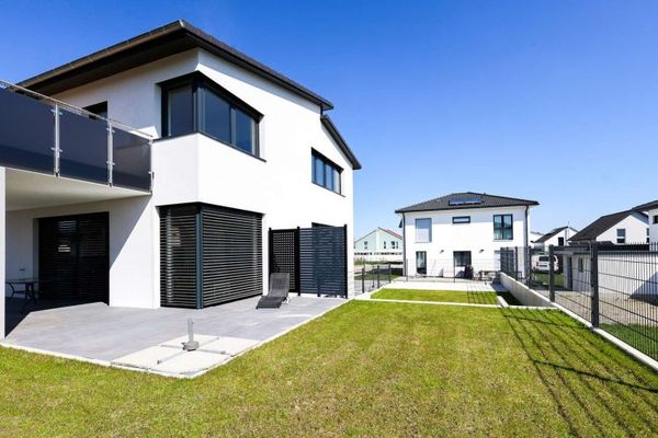 Design. Komfort. Zukunft. – Neuwertiges Traumhaus mit PV und Einliegerwohnung