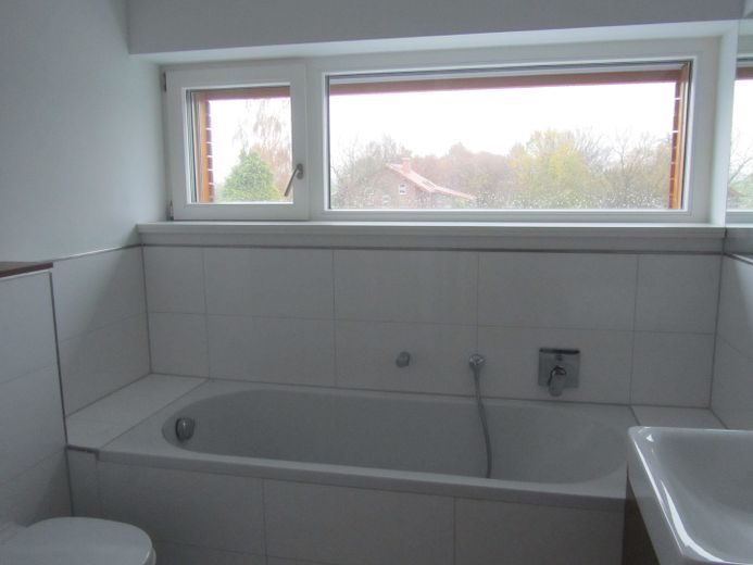 Exklusive Penthouse-Wohnung im Passivhaus – Bad mit Dusche und Badewanne