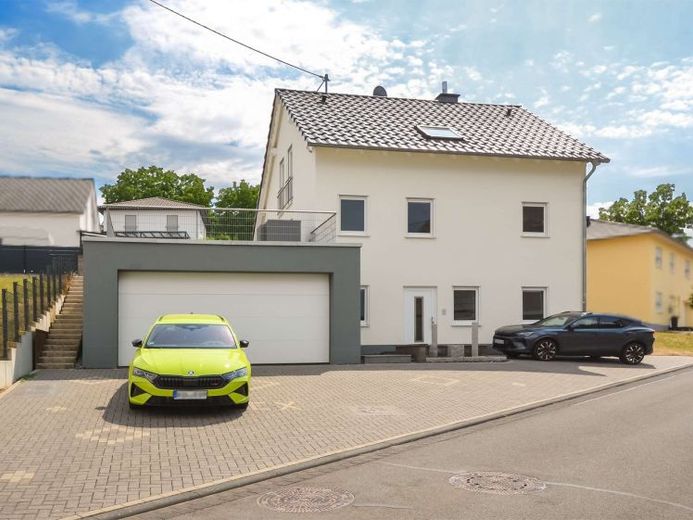 Bekond: Junges Einfamilienhaus, Wärmepumpe, Wintergarten und große Garage mit Platz für mehrere PKW – Foto 1