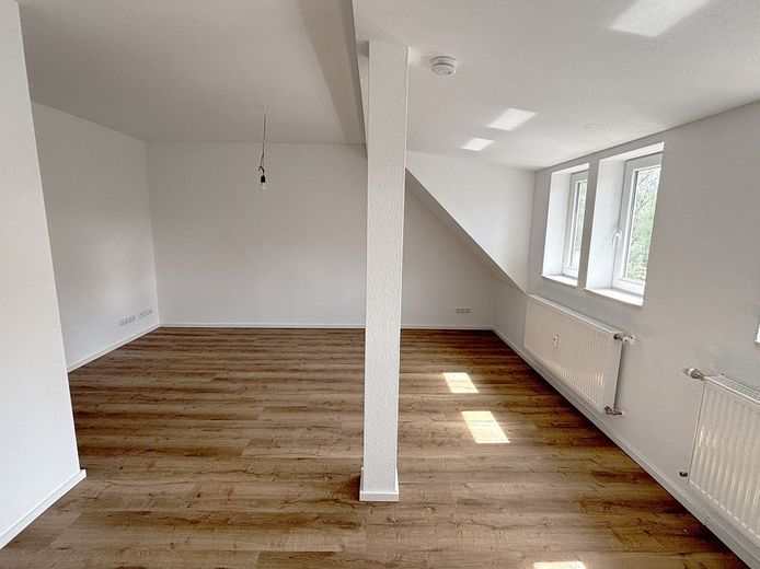 Erstbezug nach Sanierung: Helle 3-Zimmer-Wohnung mit Einbauküche &amp; Top-Dämmung - ideal für 1-2 Personen – ansprechendes Wohnzimmer