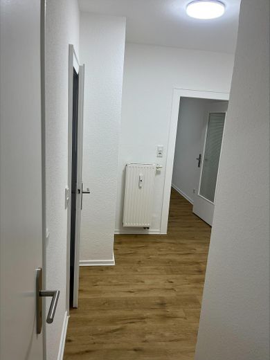 Piękne mieszkanie jednopokojowe z zabudowaną kuchnią w spokojnej i centralnej lokalizacji – Flur