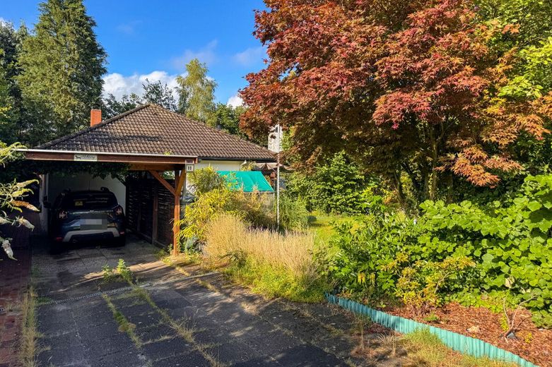 Wohnen auf einer Ebene - Bungalow mit 3 Zimmern, Carport sowie Garage und großen Garten in Garlstedt – Carport