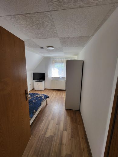 Günstiges, gepflegtes freistehendes Einfamilienhaus mit EBK in Kirchzell (Odw.) – Schalfzimmer2