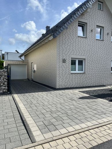 Privatverkauf - Einfamilienhaus mit Wintergarten, PV-Anlage & zwei Garagen in Kerpen-Sindorf – Haus + erste Garage