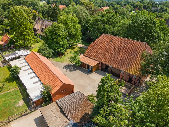 Exkl. Anwesen, Family-Office oder Pferdehof nur 64 km von Hamburg - max. bis 30 ha Eigenland möglich – Stallanlagen und Scheune