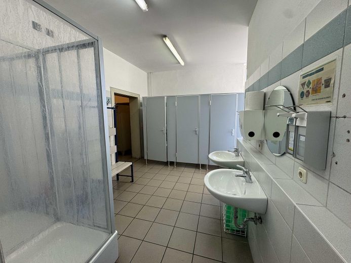 Robuste Industriehalle für Lager, Produktion, Gewerbe – Waschen Damen