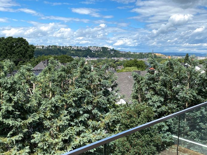 Attraktive Maisonettewohnung mit Haus-im-Haus-Charakter, Dachloggia, Garage – Panoramablick