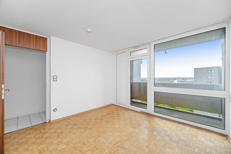 Bezugsfreie 3-Zimmer-Wohnung im 13. Obergeschoss mit zwei Balkonen und Alpenblick – Foto 5