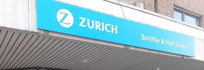 Außenansicht mit Parkplatz