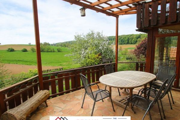 Schönes EFH mit Einliegerwohnung, auf Erbpachtgrundstück mit XL Garten, Balkons + Garage mit Feldrandlage in Sinsheim